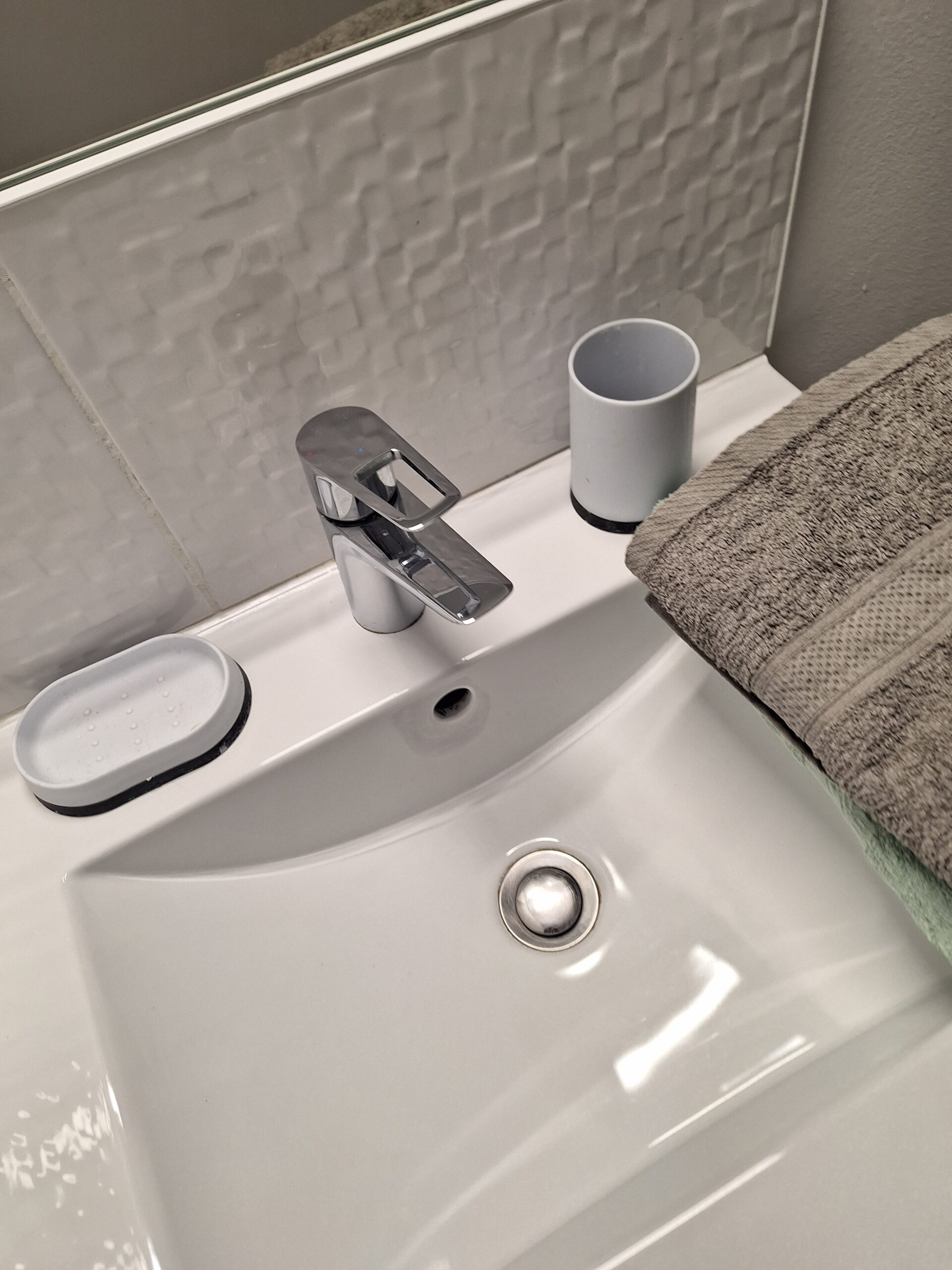 Lavabo brillant après nettoyage