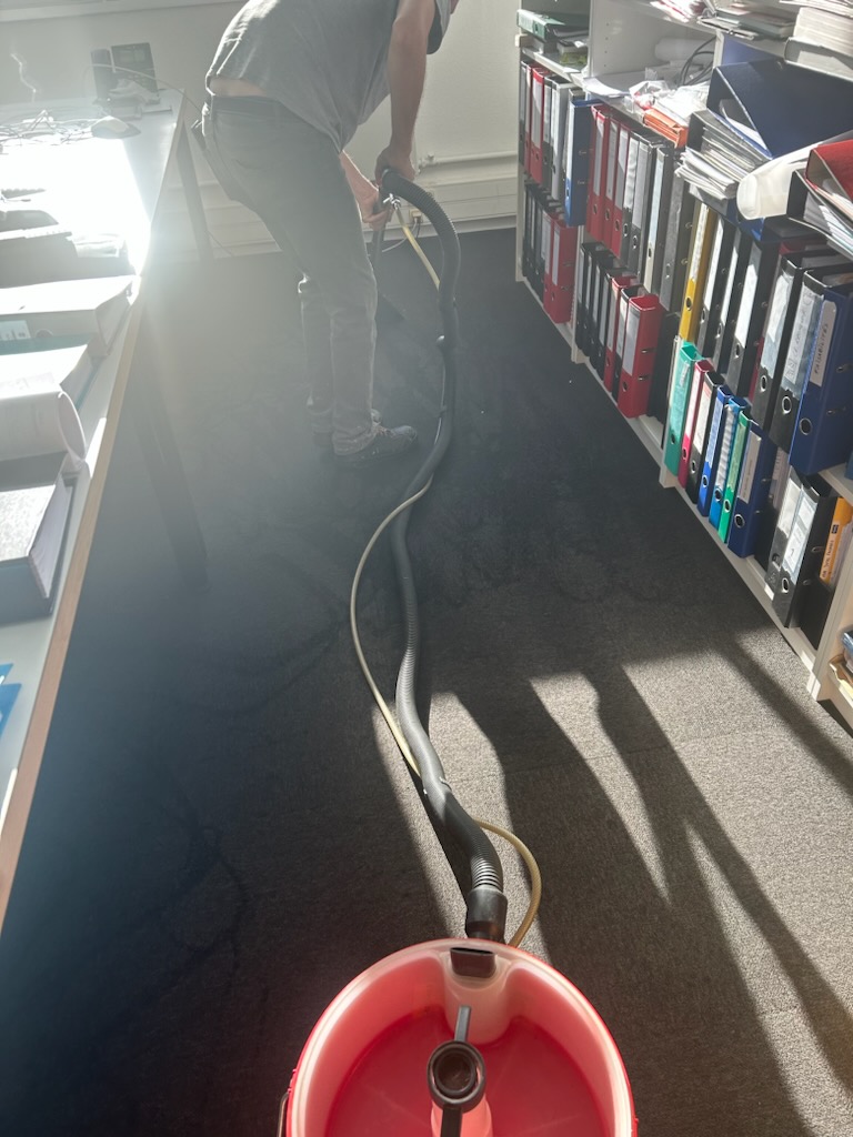 Décapage de moquette de bureau en cours